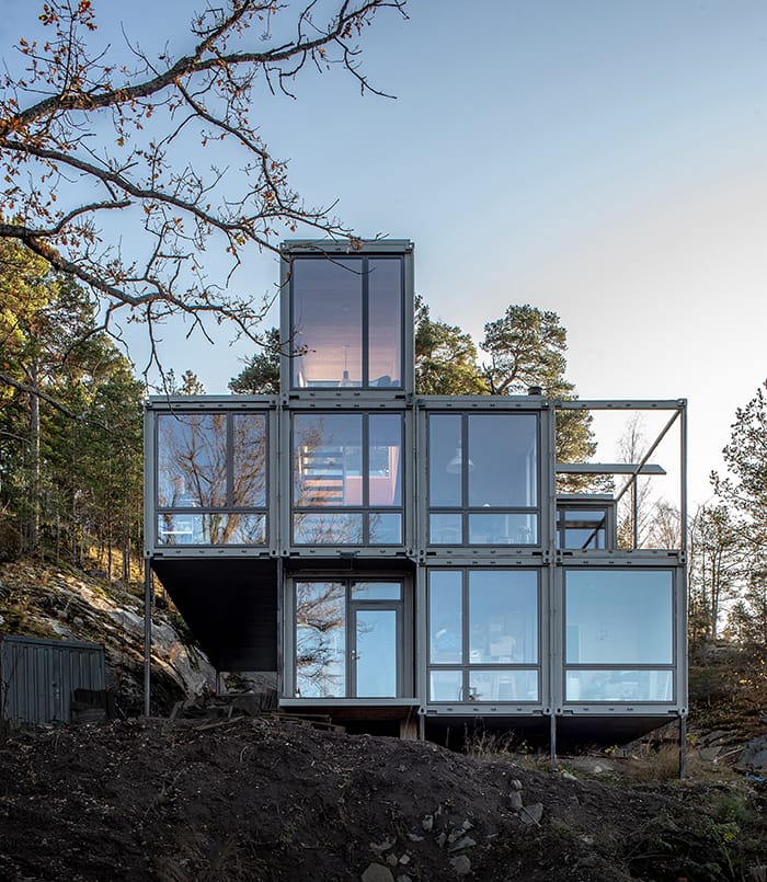 Container House, a casa modular sueca construída com 8 contêineres