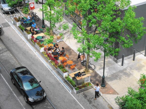 ENTENDA O QUE SÃO OS PARKLETS E QUAIS OS SEUS BENEFÍCIOS PARA A CIDADE