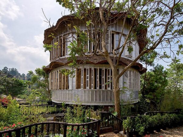 Casa é construída com bambu, pedra e plástico reciclado