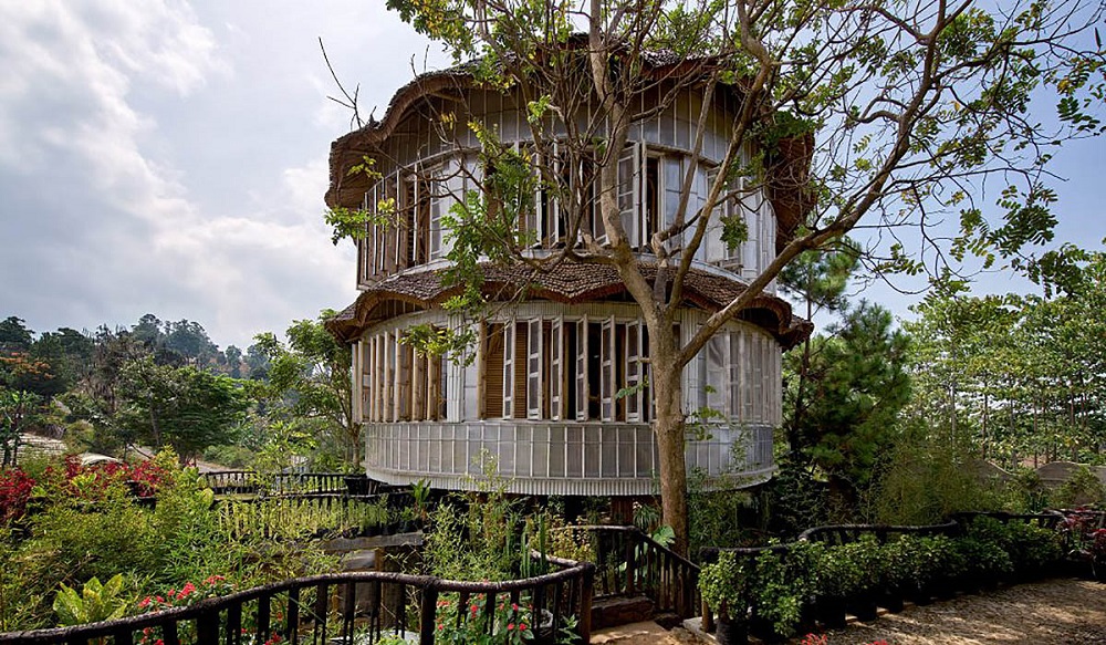 Casa é construída com bambu, pedra e plástico reciclado