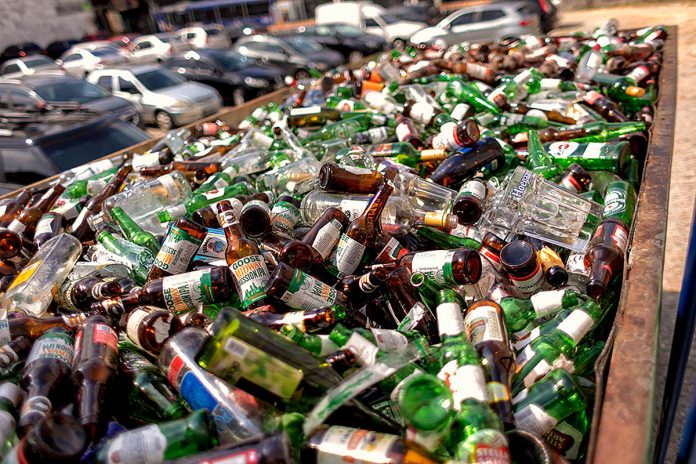 Cervejaria e startup coletam 100 toneladas de vidro para reciclagem