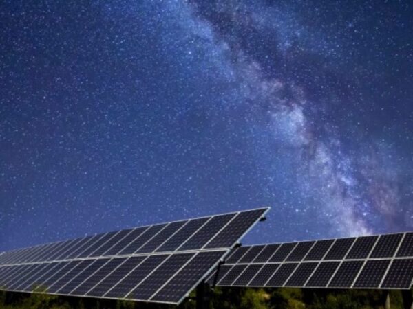 Engenheiros criam painéis solares que podem produzir energia à noite sem necessidade de baterias