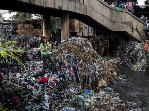 Exportações de roupas usadas acabam em montanhas de lixo, poluindo rios na África