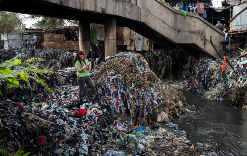 Exportações de roupas usadas acabam em montanhas de lixo, poluindo rios na África