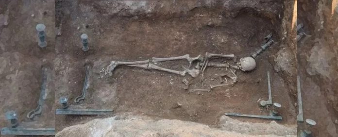 Esqueleto de 2.100 anos de mulher grega é encontrado deitado em ‘cama de sereia’ de bronze