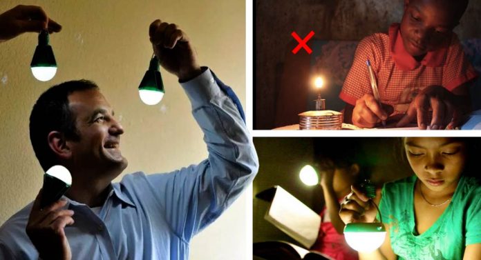 Homem faz lâmpadas solares para ajudar milhares de crianças sem eletricidade