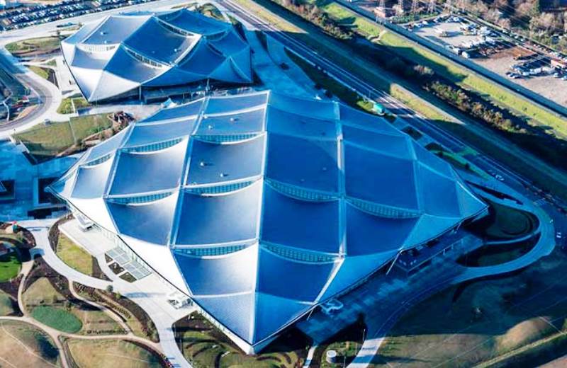 Telhado solar inovador com 90 mil placas em formato de “escama de dragão” alimenta novo campus do Google
