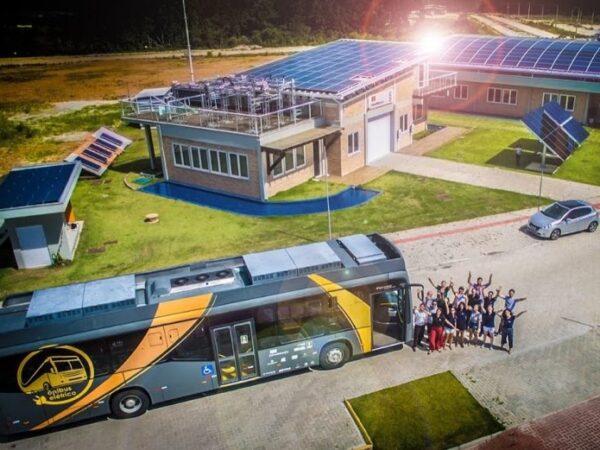 Brasileiros criam ônibus solar que já rodou mais de 100 mil quilômetros sem uma gota de combustível