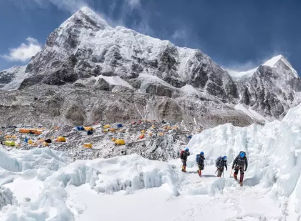 Everest: o degelo perigoso que forçou Nepal a transferir base de alpinistas