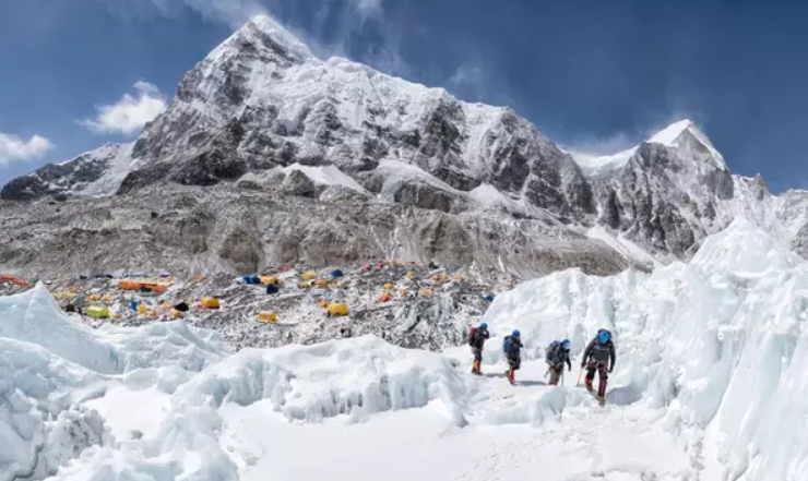 Everest: o degelo perigoso que forçou Nepal a transferir base de alpinistas