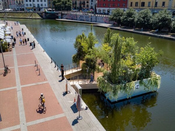 Floresta flutuante é instalada em Milão