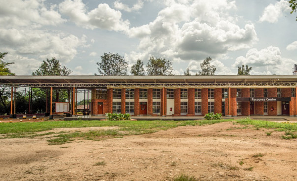 Centro educacional em Uganda vence prêmio de arquitetura