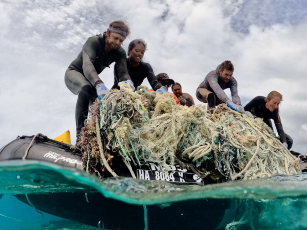 Mergulhadores retiram 39 t de redes de pesca fantasma de recife havaiano