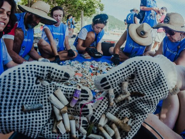 Iniciativa troca hospedagem por participação em limpeza de praias