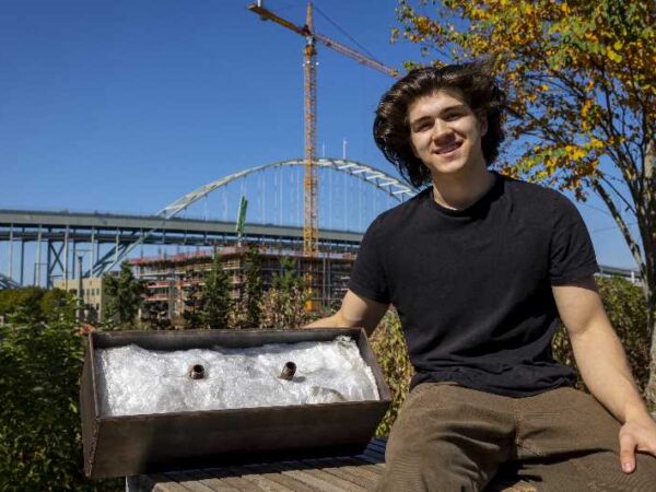 Jovem transforma plástico em tijolos para construir casas para moradores de rua