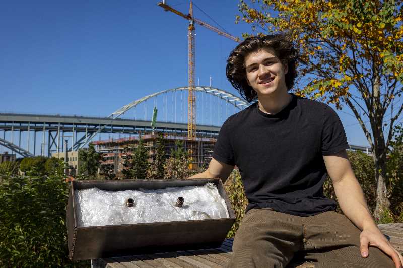 Jovem transforma plástico em tijolos para construir casas para moradores de rua