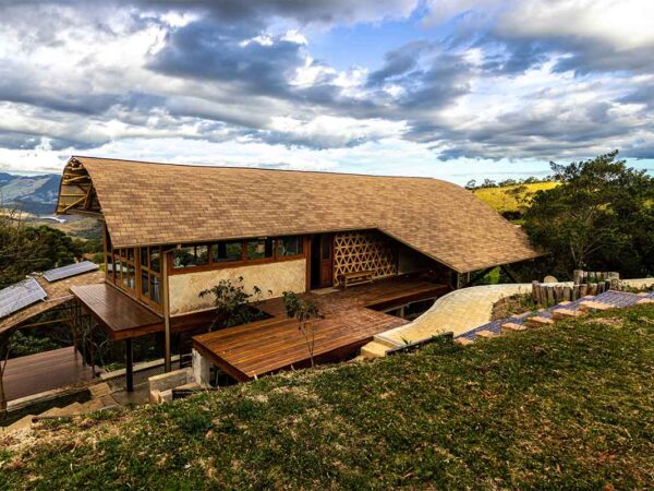 Como funciona a Casa das Birutas, residência autossustentável com telhado de bambu