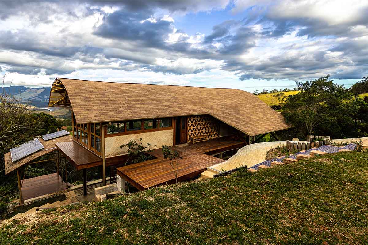 Como funciona a Casa das Birutas, residência autossustentável com telhado de bambu
