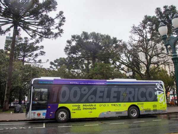 Novos ônibus elétricos começam a ser testados em Curitiba