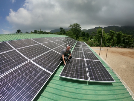 Estudante da UFPE implanta energia solar em escolas do Haiti