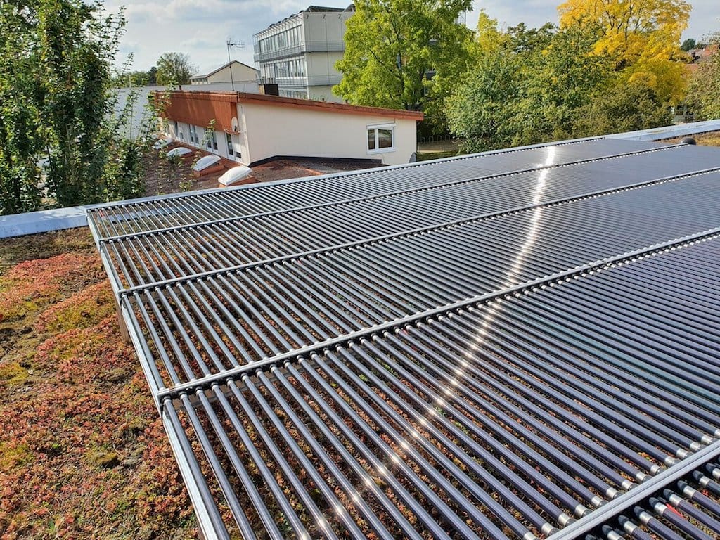 Tubos fotovoltaicos e telhados verdes, a solução combinada inovadora para aproveitar 100% dos telhados