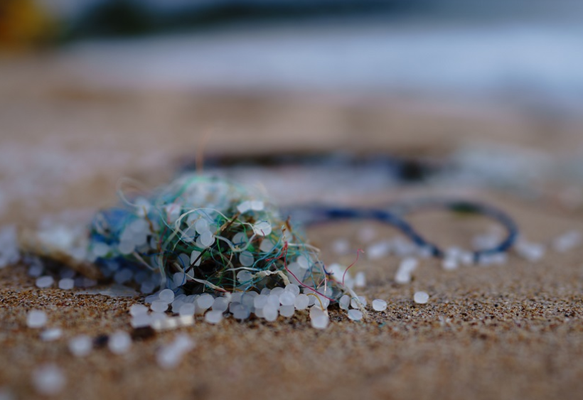 E-book da USP explica impactos dos microplásticos nos ecossistemas