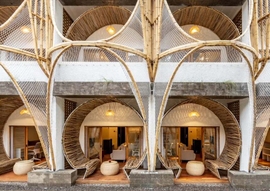 Reforma de hotel usa bambu para criar espaços de trabalho