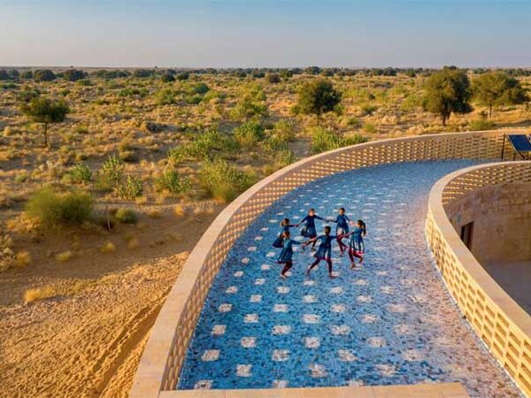 Escola no deserto indiano se mantém fresca mesmo no calor extremo