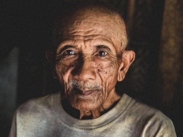 O homem de 90 anos que se dedica a recolher plástico dos oceanos para salvar ilha onde nasceu, que vivia da pesca