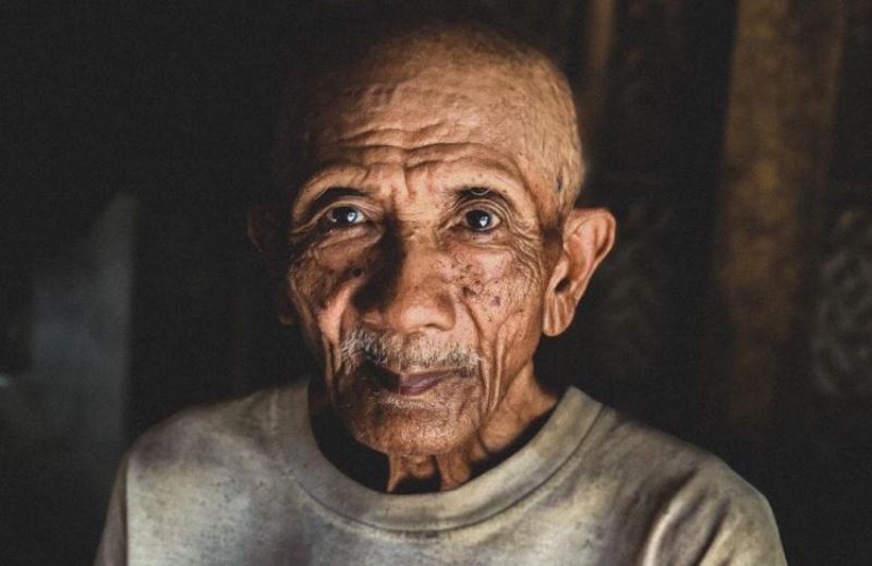 O homem de 90 anos que se dedica a recolher plástico dos oceanos para salvar ilha onde nasceu, que vivia da pesca