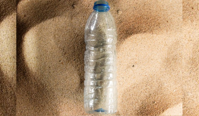 Vídeo mostra garrafa de plástico se decompondo em tempo real
