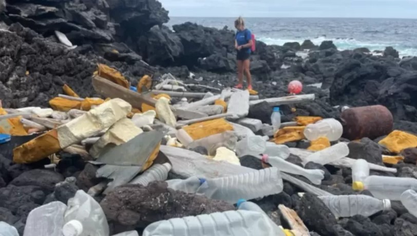 A remota ilha no Atlântico Sul que recebe lixo do mundo todo pelo mar