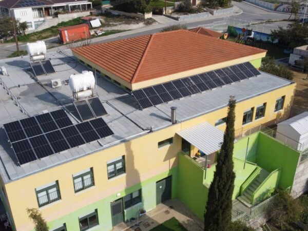 Chipre está a instalar sistemas fotovoltaicos de autoconsumo nos telhados de todas as escolas públicas do país