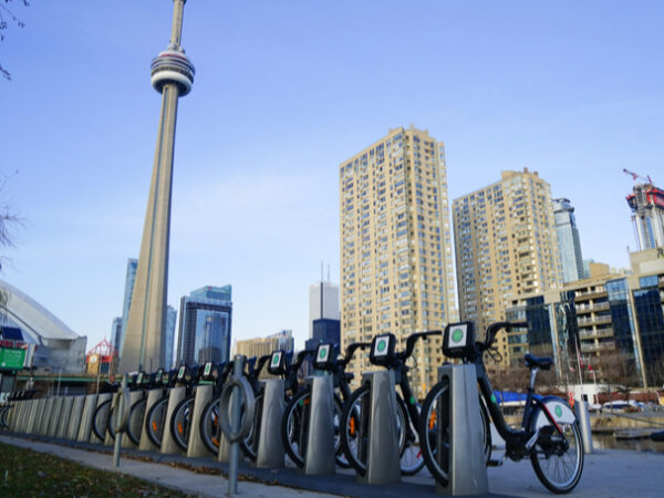 Cidades canadenses substituirão transporte comercial por e-bikes até 2026