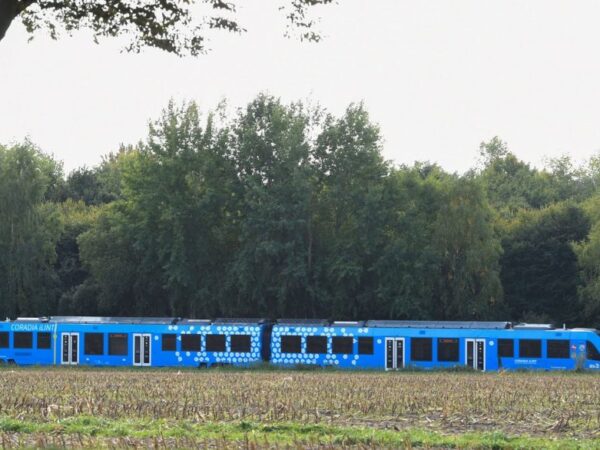 Primeiro do mundo a entrar em operação, trem movido a hidrogênio estreia na Alemanha