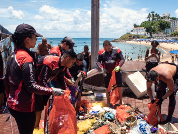 Limpeza subaquática recolhe 300 kg de lixo em Salvador