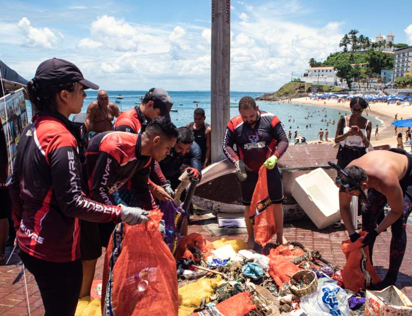 Limpeza subaquática recolhe 300 kg de lixo em Salvador