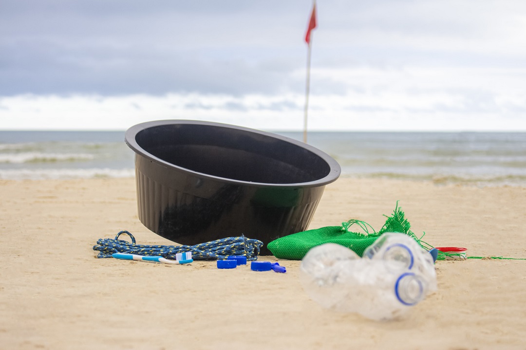 Baldes e bacias serão feitos a partir de resíduos retirados das praias