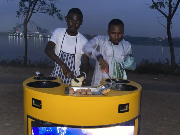 Jovem nigeriano cria carrinho movido a energia solar para ajudar vendedores