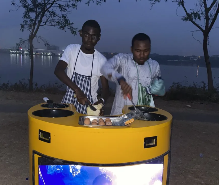 Jovem nigeriano cria carrinho movido a energia solar para ajudar vendedores