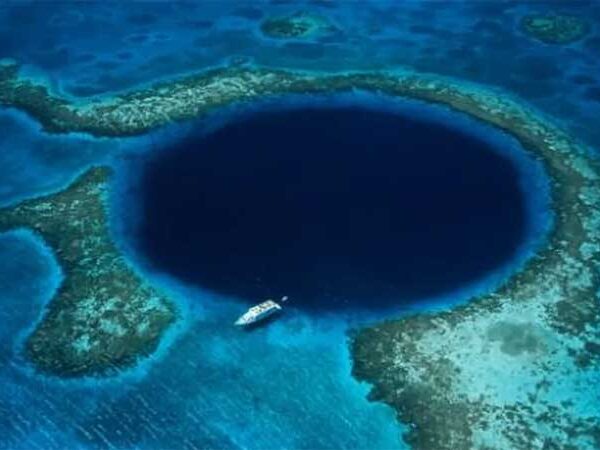 Pesquisadores descobrem segundo maior buraco azul do mundo na costa do México