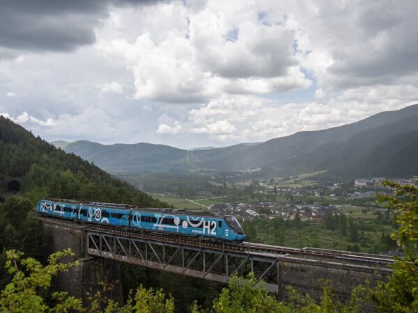 O primeiro comboio a hidrogénio circula em testes na rede ferroviária espanhola