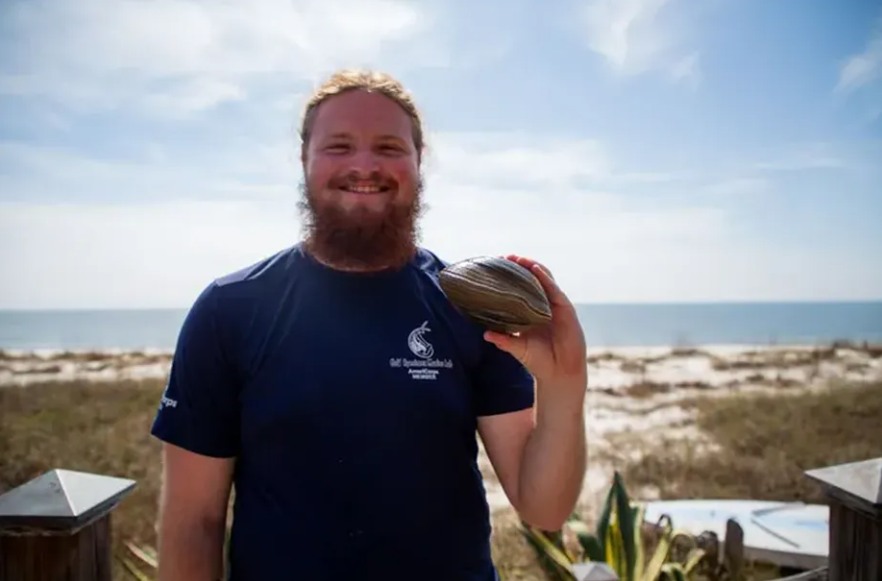 Homem encontra molusco gigante de 200 anos em praia da Flórida