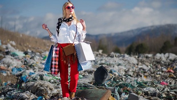 Cientista cria solução para poluição de água do fast fashion