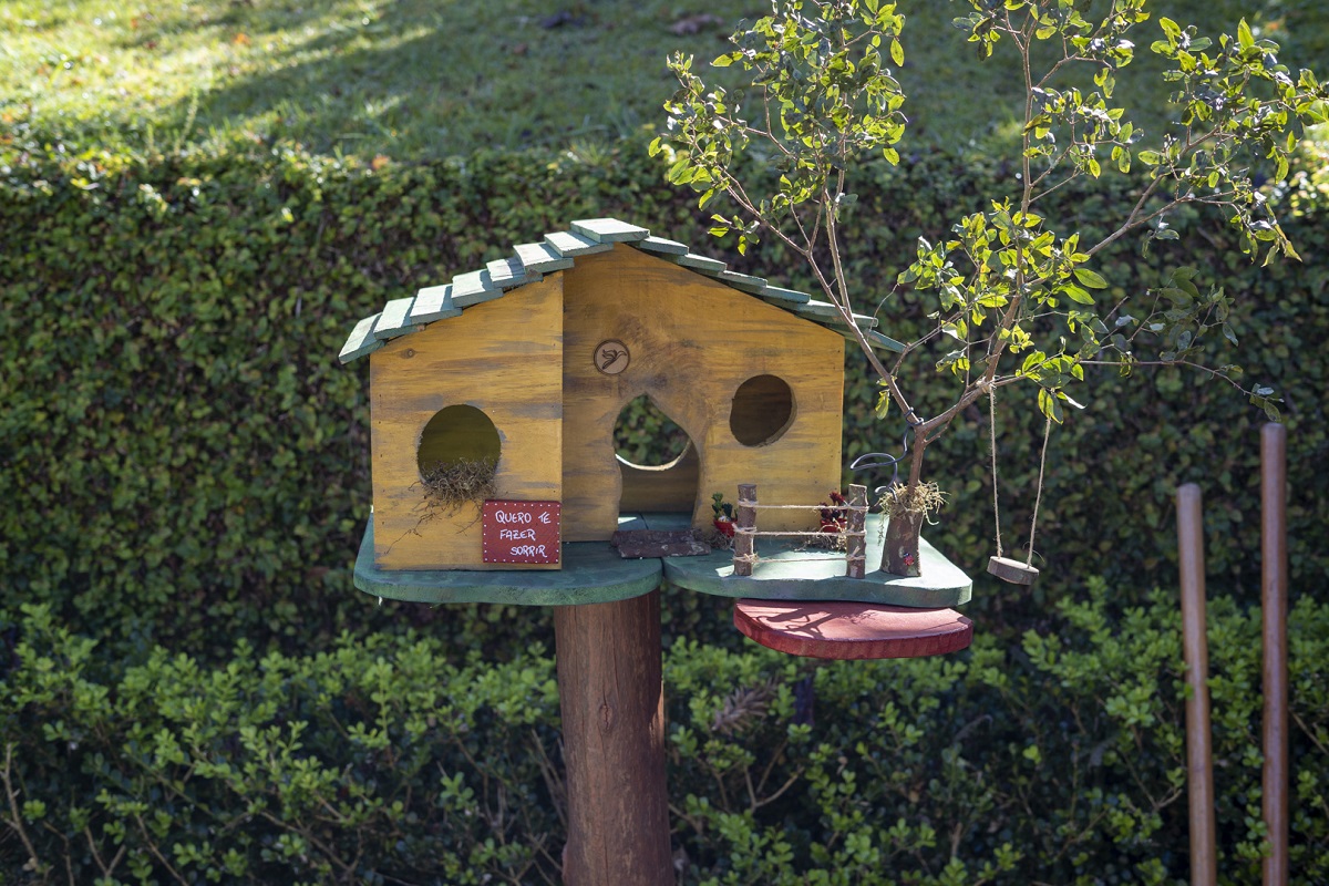 Projeto espalha casinhas para abrigar ninhos de pássaros