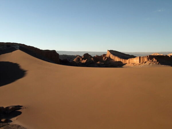 O cemitério das roupas da fast-fashion no deserto do Chile já se vê do espaço