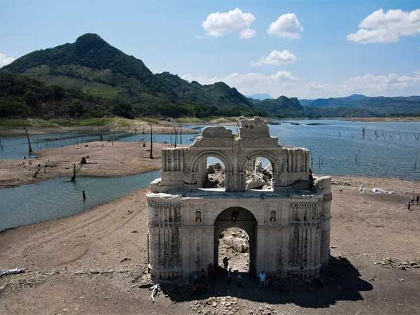 Seca revela igreja submersa no Sul do México; veja imagens