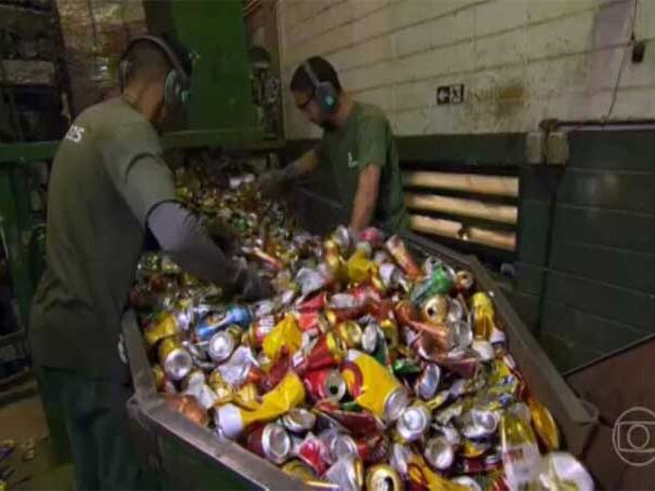 Pela primeira vez, Brasil recicla latas de alumínio na mesma quantidade das que produziu