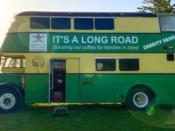 Ônibus de dois andares vira casa, galeria e café beneficente