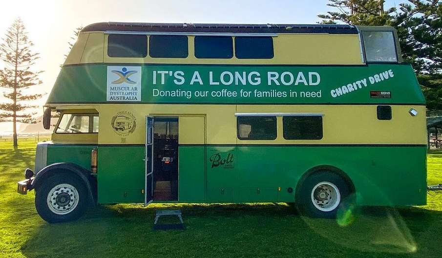 Ônibus de dois andares vira casa, galeria e café beneficente